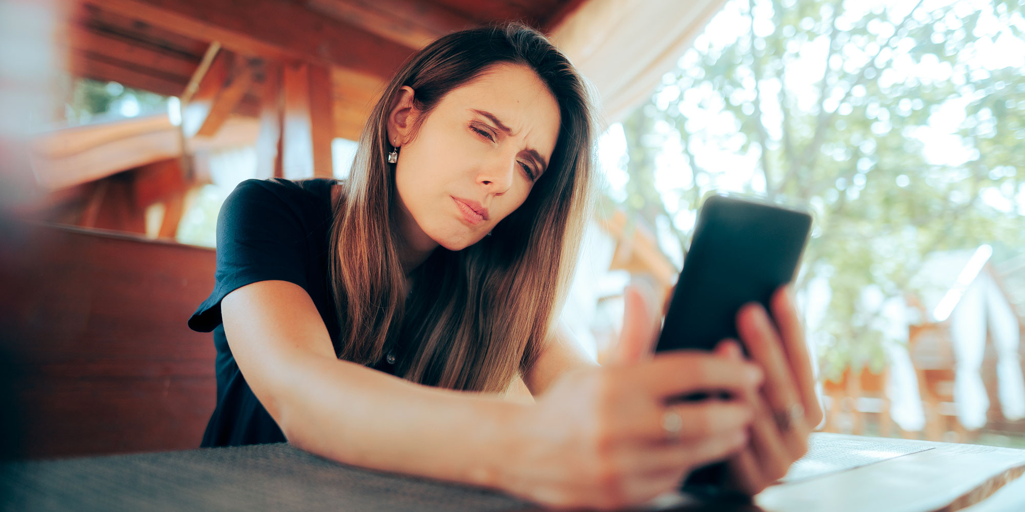 Tout savoir sur la presbytie : causes, symptômes et solutions